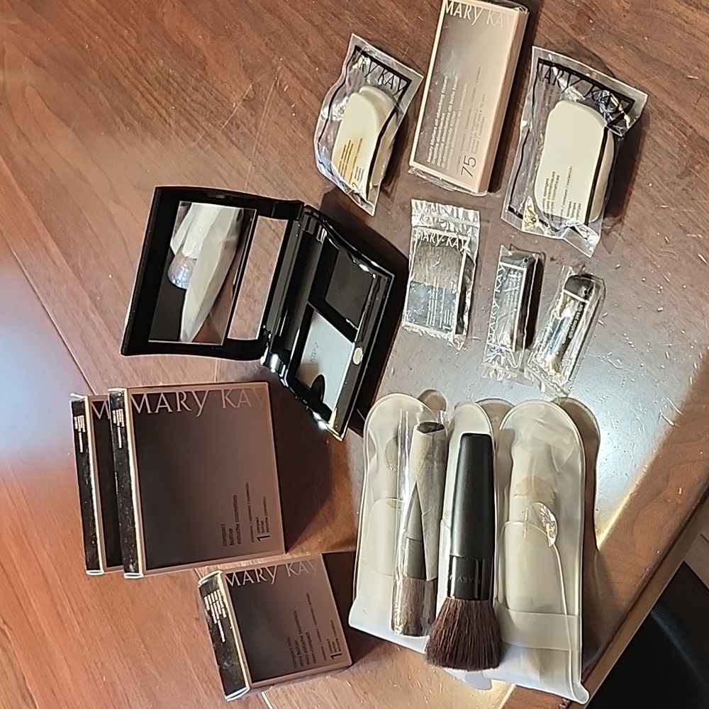 RETIRED Mary Kay Lot - Compacts, brushes, sponges